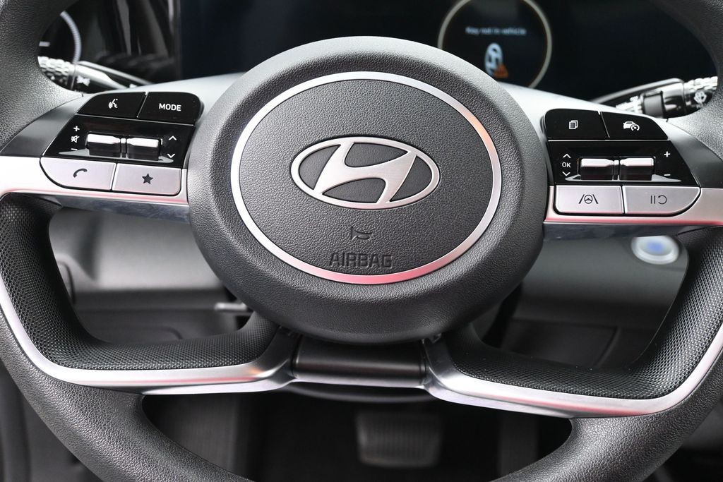 Hyundai Elantra Vehicle Full-screen Gallery Image 14