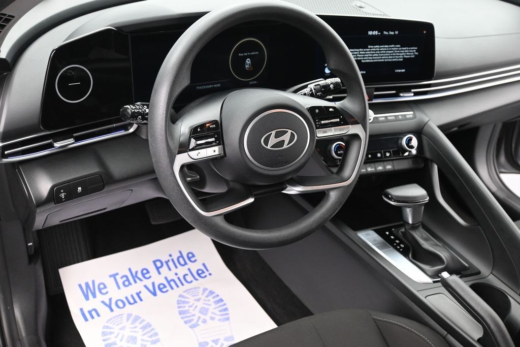 Hyundai Elantra Vehicle Full-screen Gallery Image 15