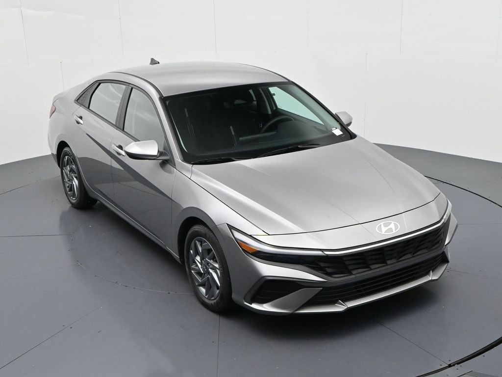 Hyundai Elantra Vehicle Full-screen Gallery Image 16