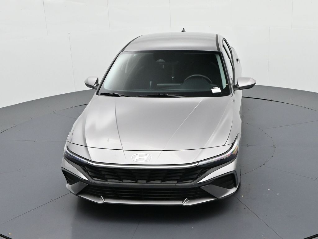 Hyundai Elantra Vehicle Full-screen Gallery Image 17