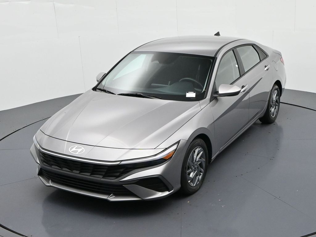 Hyundai Elantra Vehicle Full-screen Gallery Image 18
