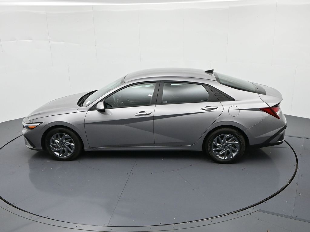 Hyundai Elantra Vehicle Full-screen Gallery Image 19