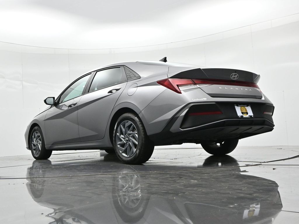 Hyundai Elantra Vehicle Full-screen Gallery Image 20