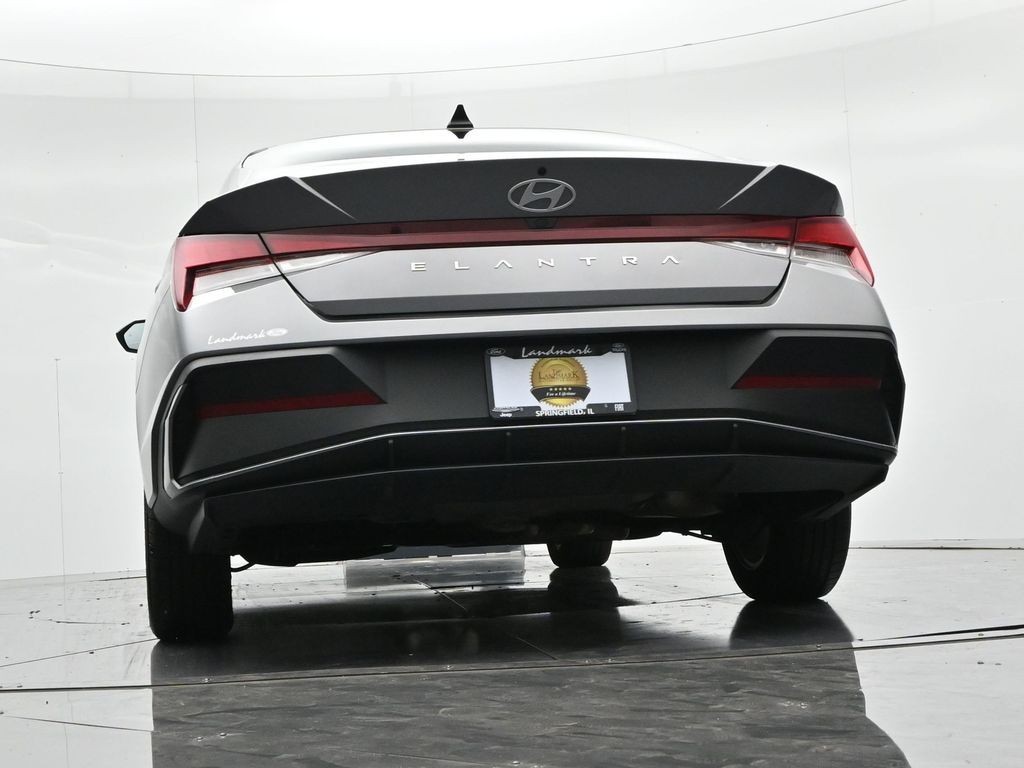 Hyundai Elantra Vehicle Full-screen Gallery Image 21