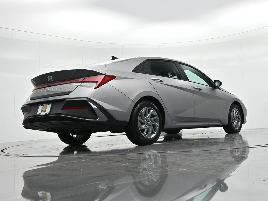 Hyundai Elantra Vehicle Full-screen Gallery Image 22