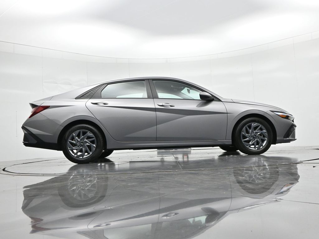 Hyundai Elantra Vehicle Full-screen Gallery Image 23
