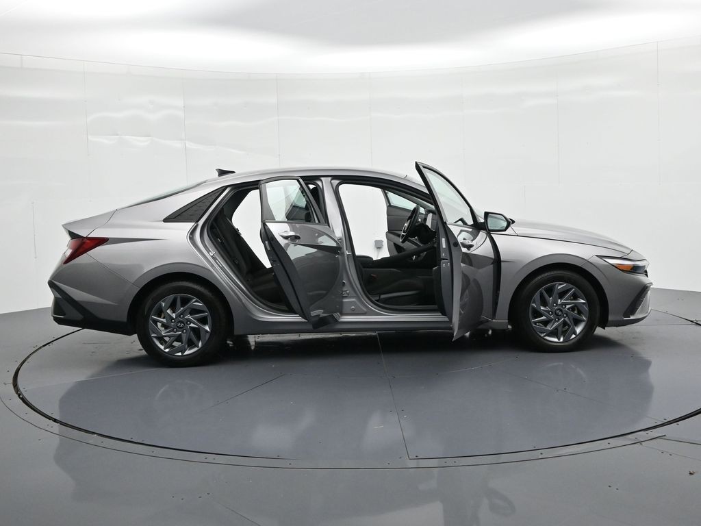 Hyundai Elantra Vehicle Full-screen Gallery Image 24