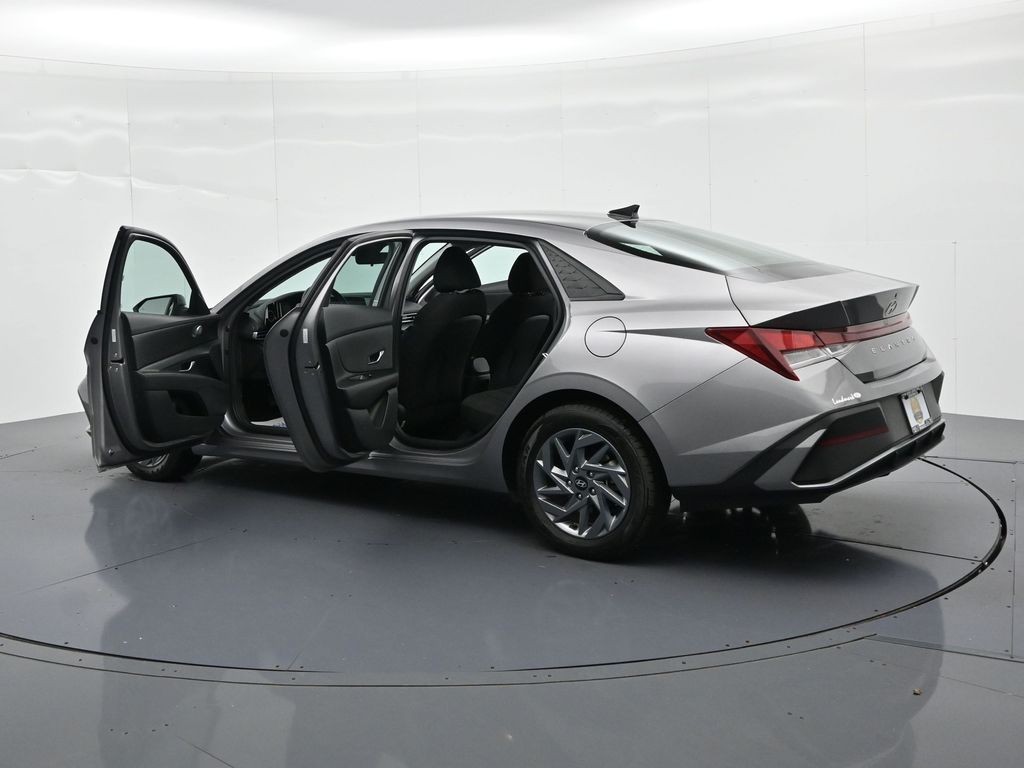 Hyundai Elantra Vehicle Full-screen Gallery Image 25