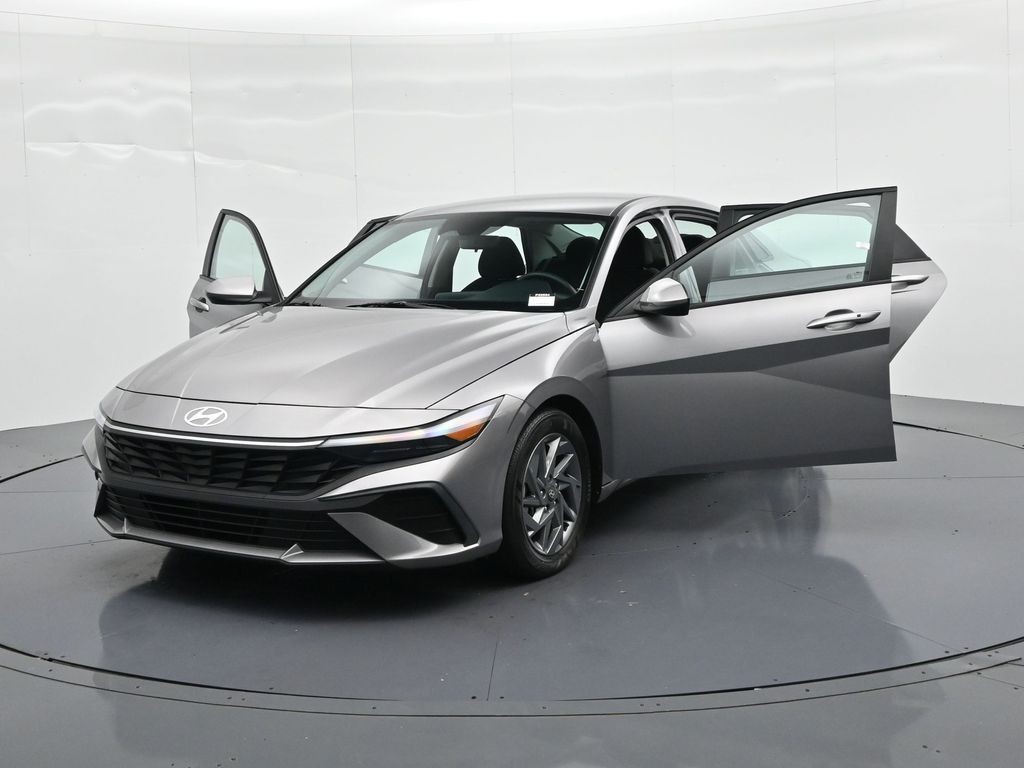 Hyundai Elantra Vehicle Full-screen Gallery Image 26