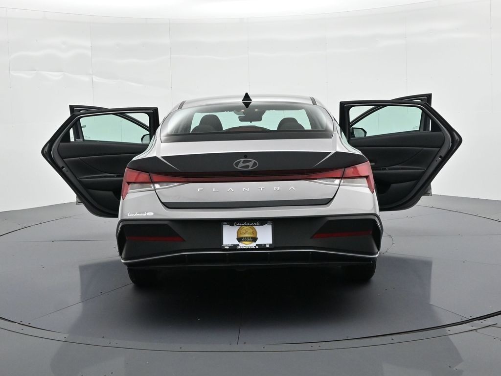 Hyundai Elantra Vehicle Full-screen Gallery Image 27