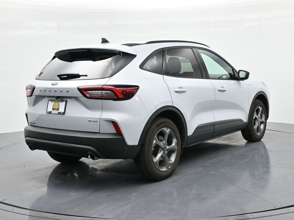 Ford Escape Vehicle Full-screen Gallery Image 6