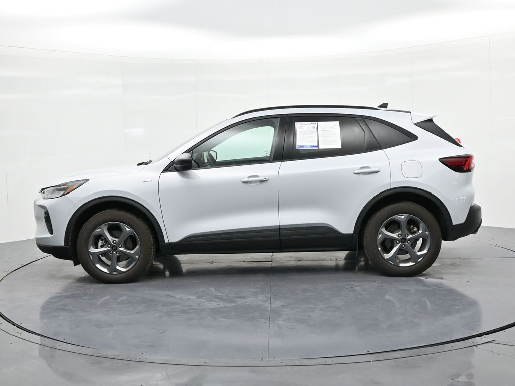 Ford Escape Vehicle Full-screen Gallery Image 9