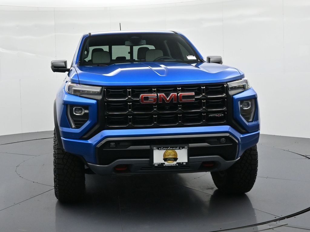 GMC Canyon Vehicle Full-screen Gallery Image 3