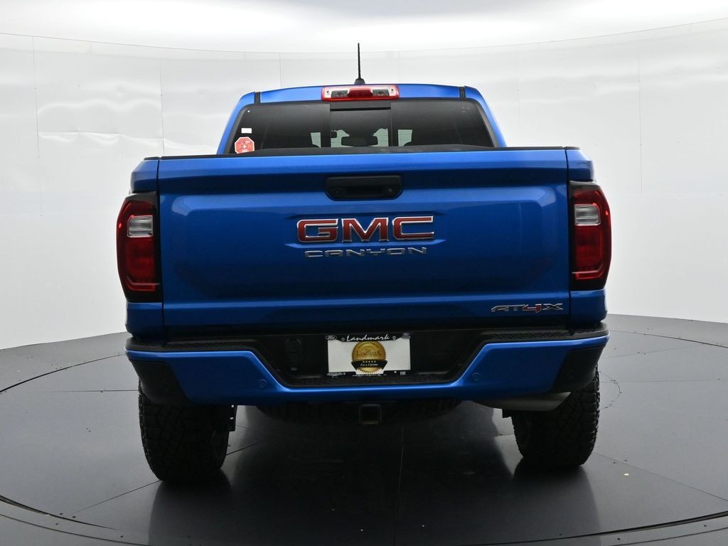 GMC Canyon Vehicle Full-screen Gallery Image 7