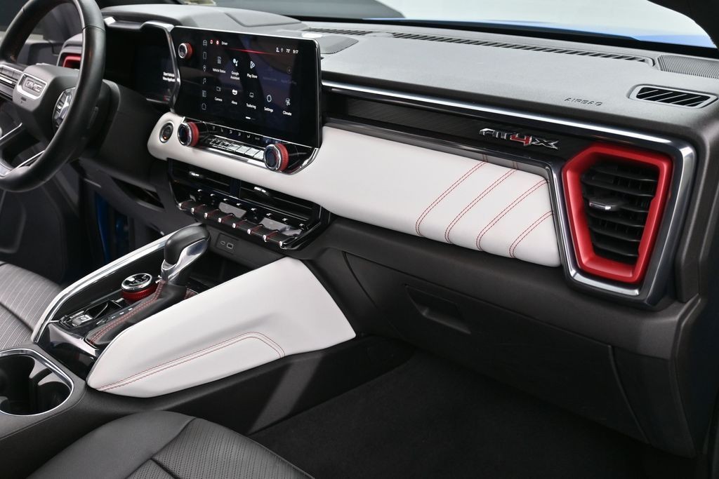 GMC Canyon Vehicle Full-screen Gallery Image 10