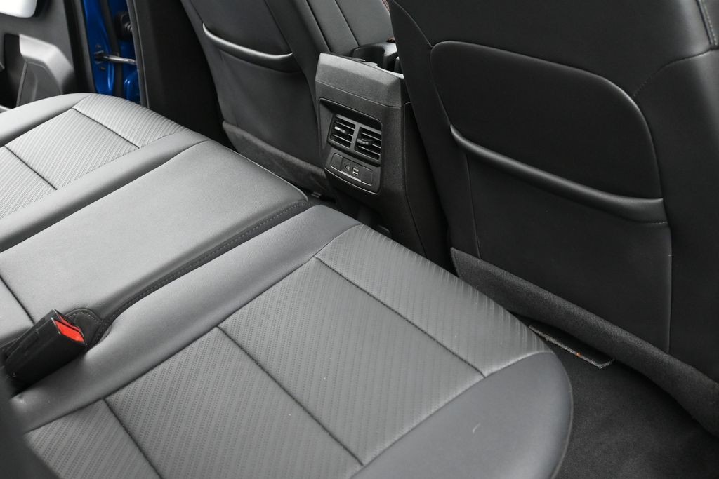GMC Canyon Vehicle Full-screen Gallery Image 11