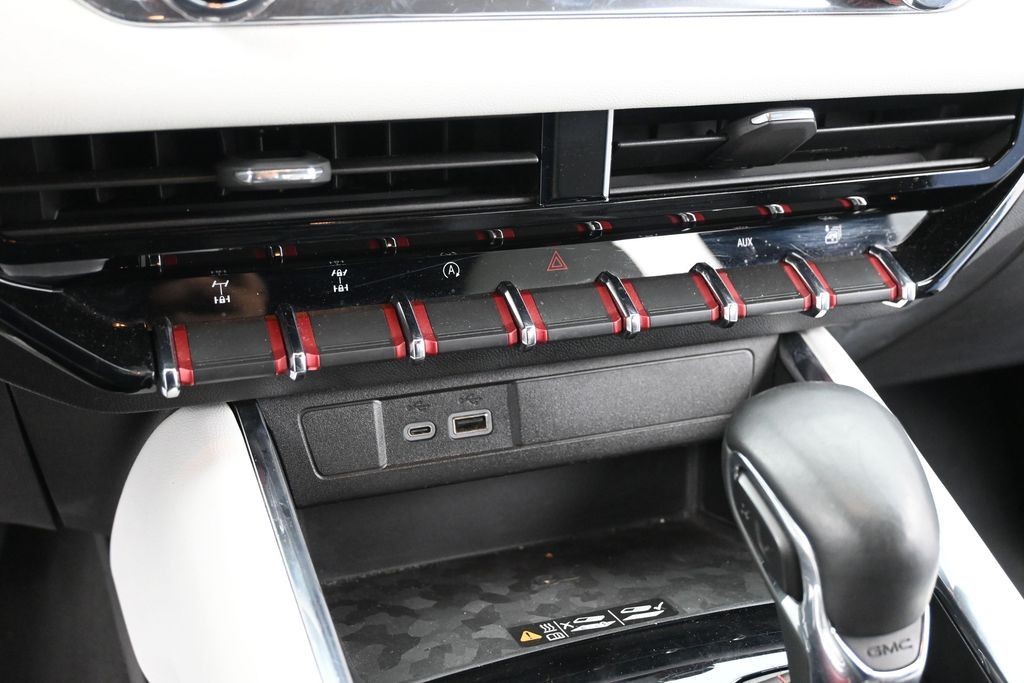 GMC Canyon Vehicle Full-screen Gallery Image 13