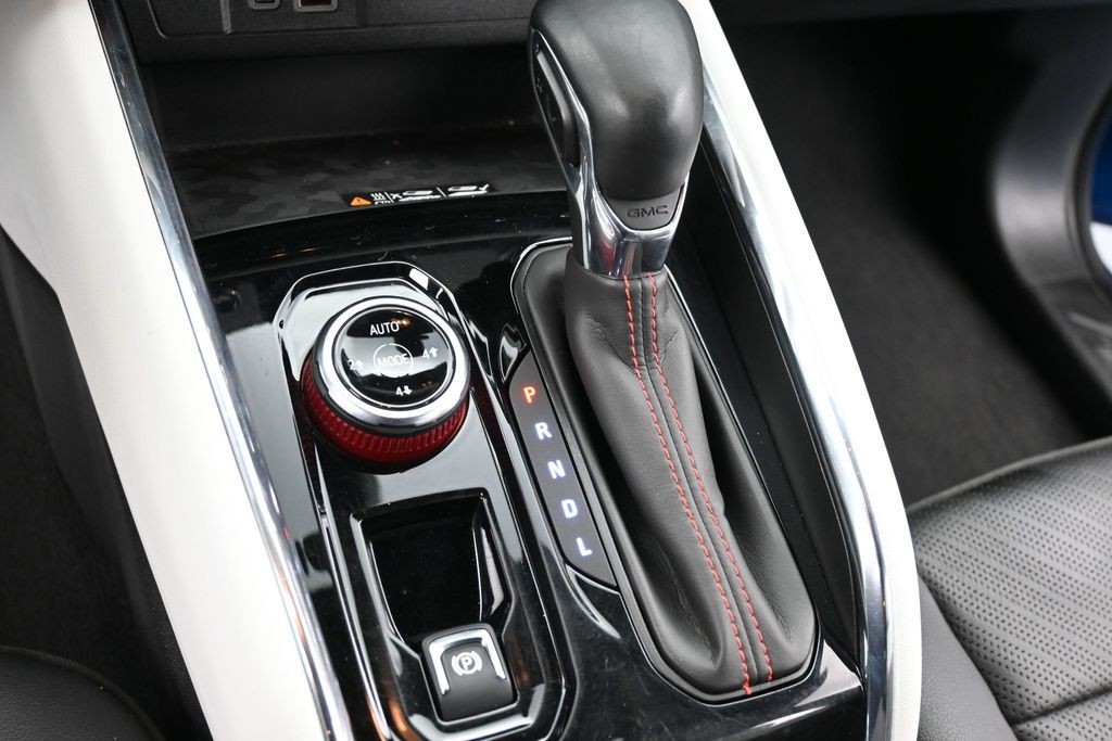 GMC Canyon Vehicle Full-screen Gallery Image 14