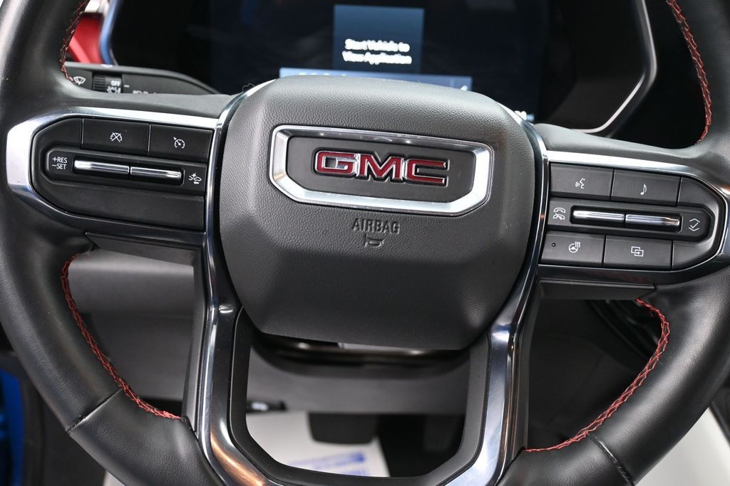 GMC Canyon Vehicle Full-screen Gallery Image 15