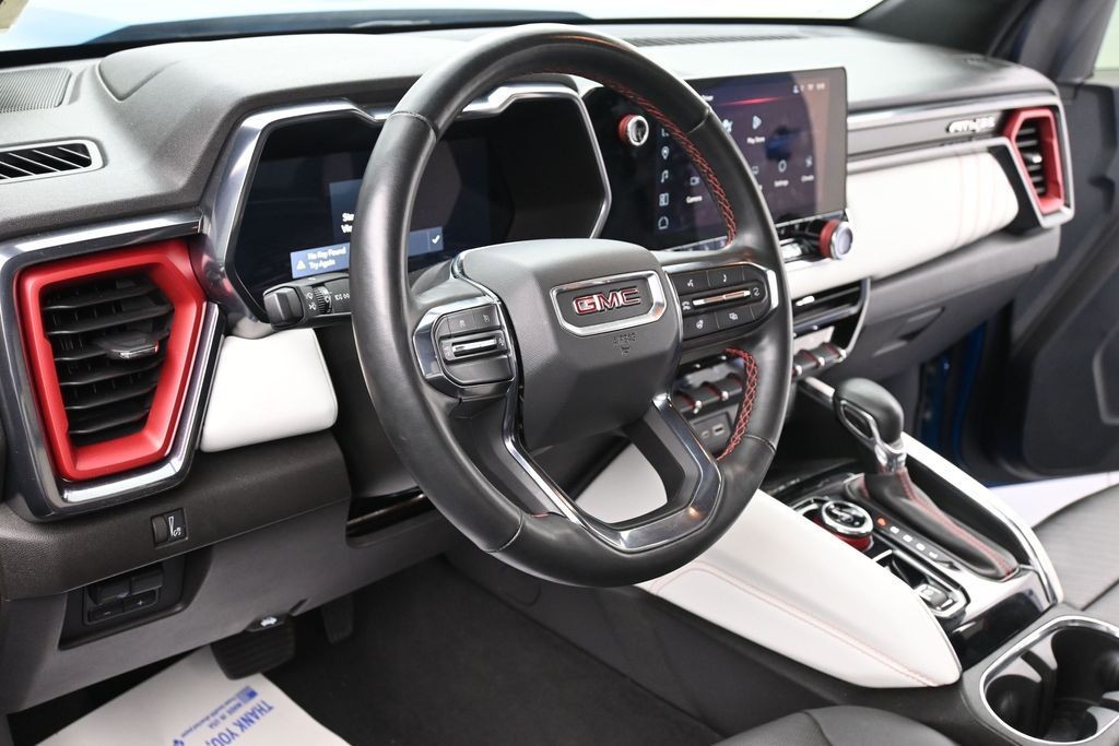 GMC Canyon Vehicle Full-screen Gallery Image 16