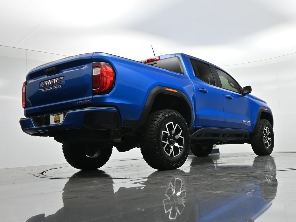 GMC Canyon Vehicle Full-screen Gallery Image 23