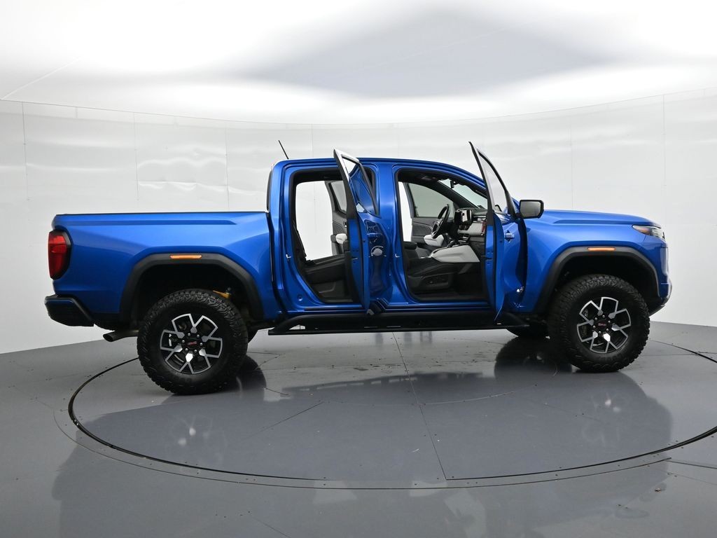 GMC Canyon Vehicle Full-screen Gallery Image 25