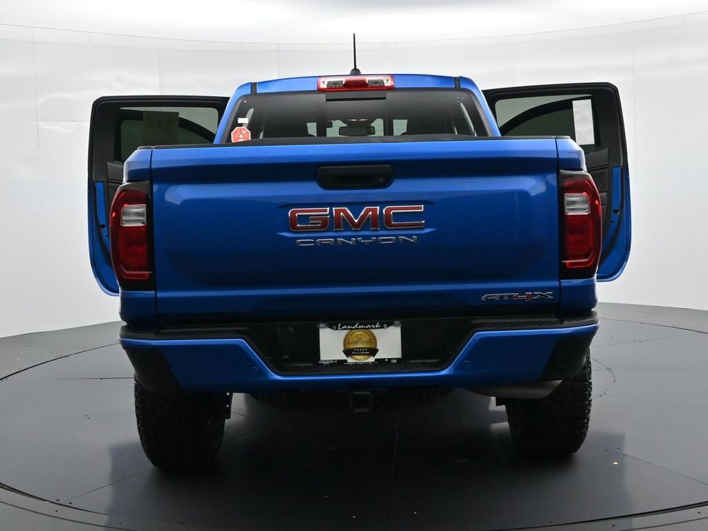 GMC Canyon Vehicle Full-screen Gallery Image 28