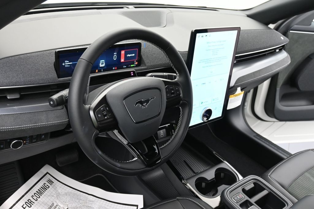Ford Mustang Mach-E Vehicle Full-screen Gallery Image 15