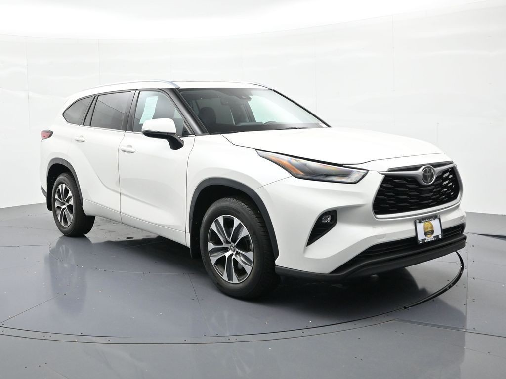 Toyota Highlander Vehicle Full-screen Gallery Image 3