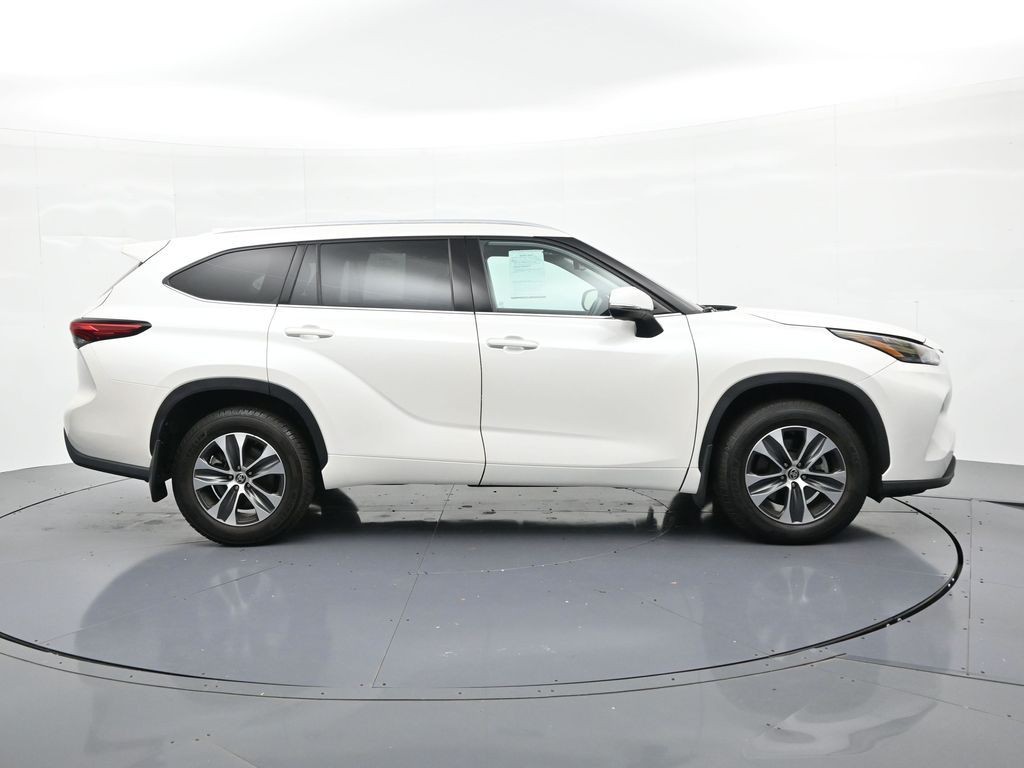 Toyota Highlander Vehicle Full-screen Gallery Image 4