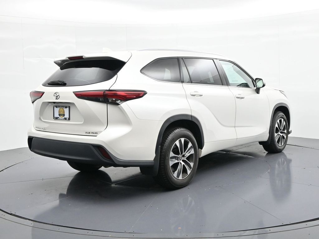 Toyota Highlander Vehicle Full-screen Gallery Image 5