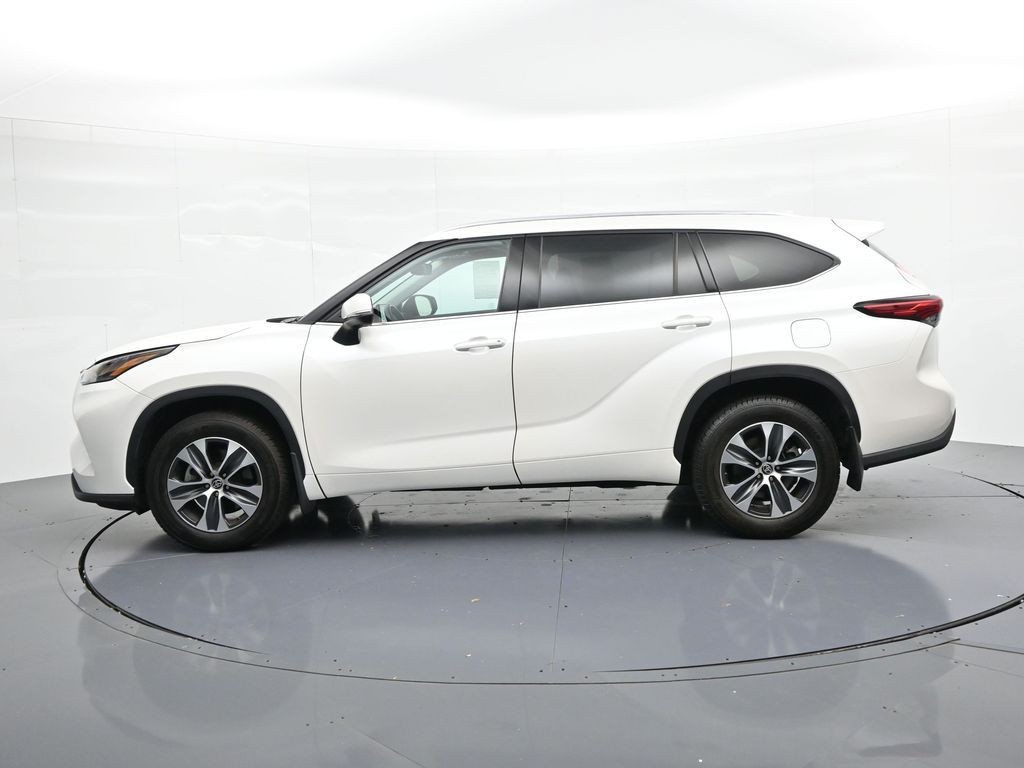 Toyota Highlander Vehicle Full-screen Gallery Image 8
