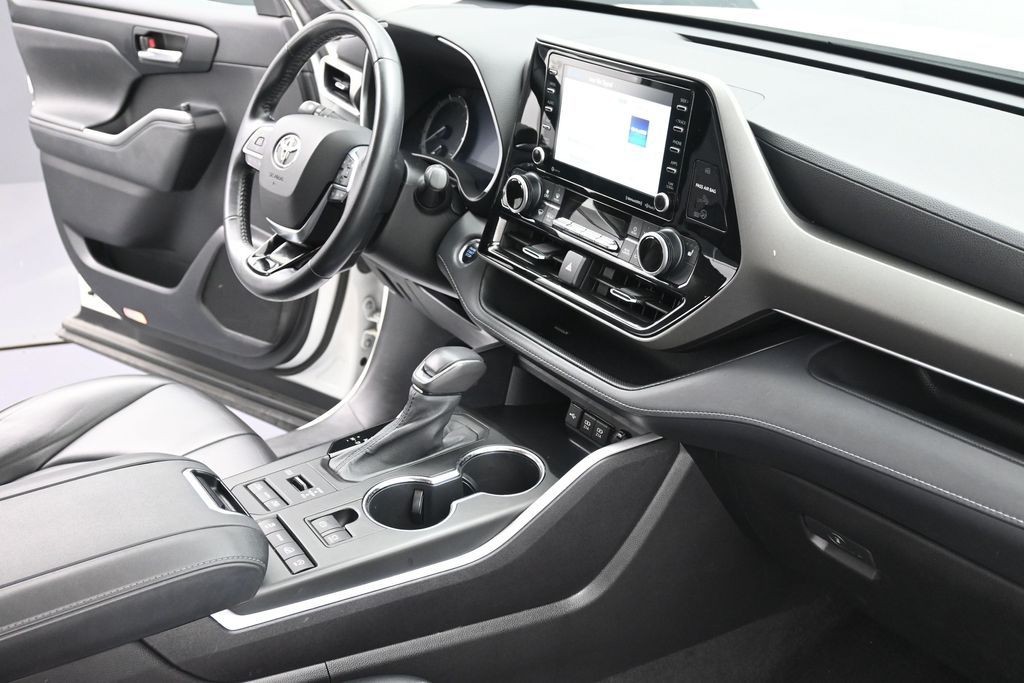 Toyota Highlander Vehicle Full-screen Gallery Image 9