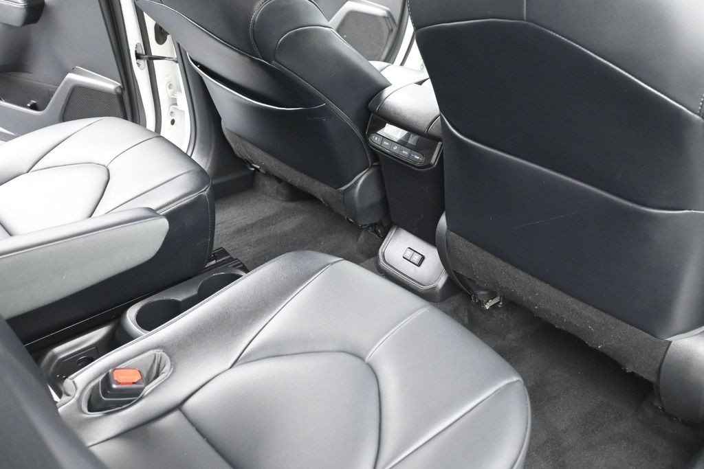 Toyota Highlander Vehicle Full-screen Gallery Image 10