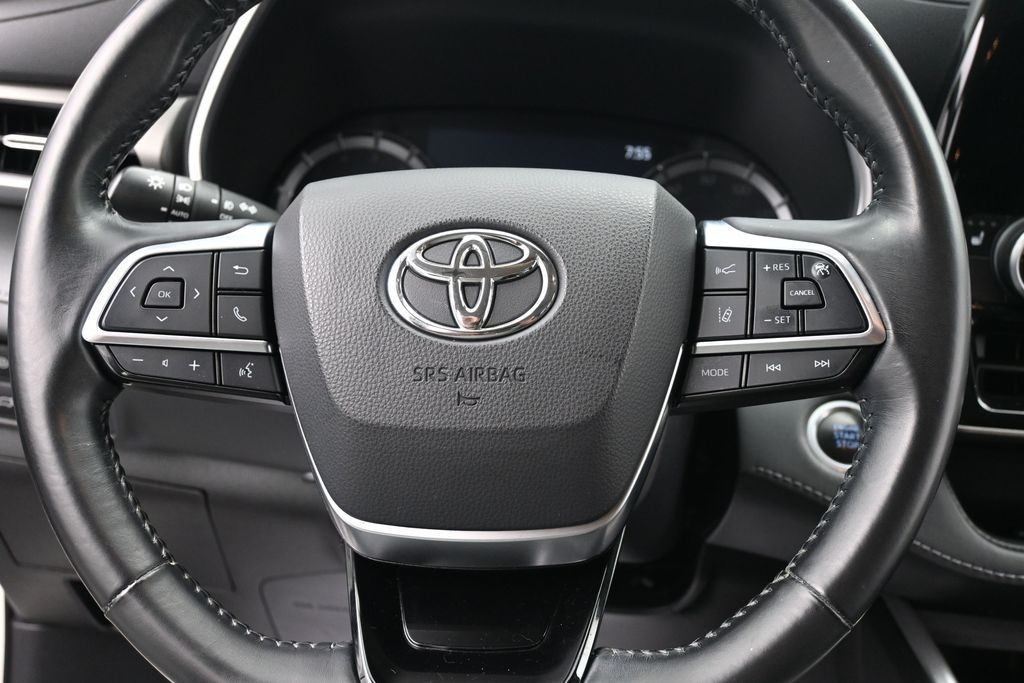 Toyota Highlander Vehicle Full-screen Gallery Image 13