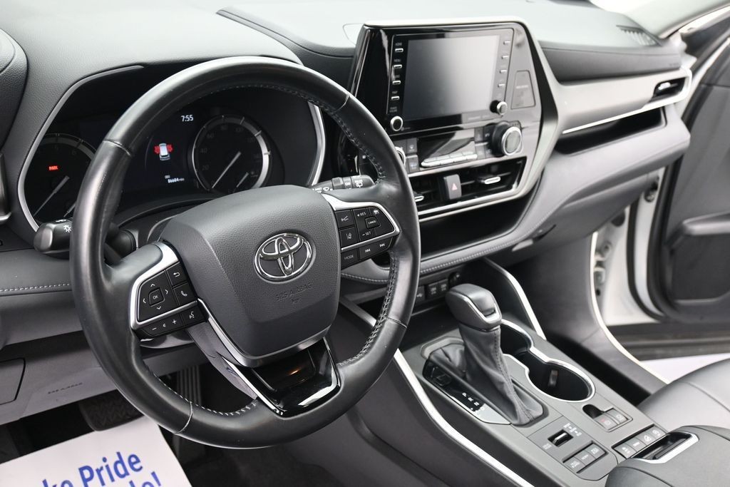 Toyota Highlander Vehicle Full-screen Gallery Image 14