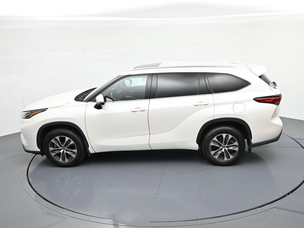 Toyota Highlander Vehicle Full-screen Gallery Image 18