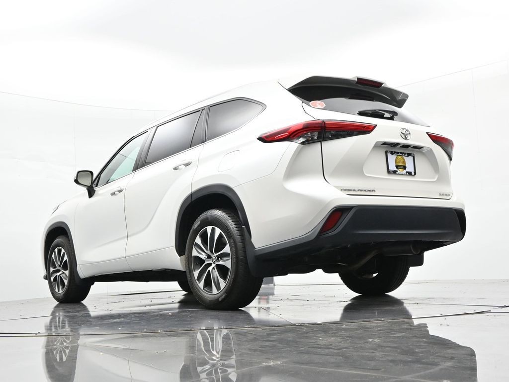 Toyota Highlander Vehicle Full-screen Gallery Image 19
