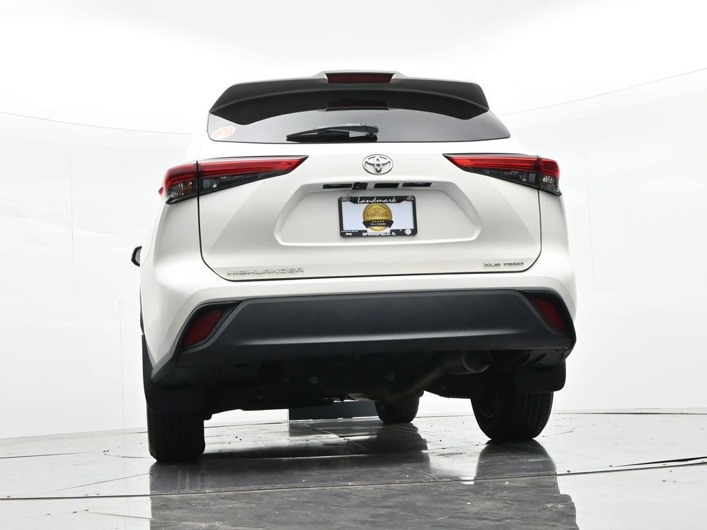 Toyota Highlander Vehicle Full-screen Gallery Image 20