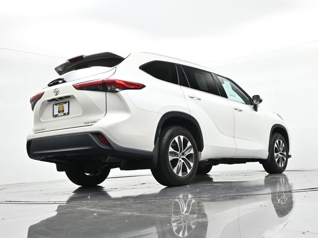 Toyota Highlander Vehicle Full-screen Gallery Image 21