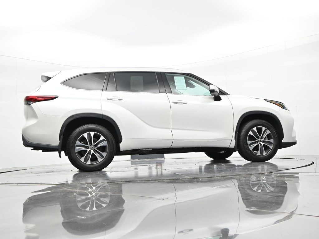 Toyota Highlander Vehicle Full-screen Gallery Image 22
