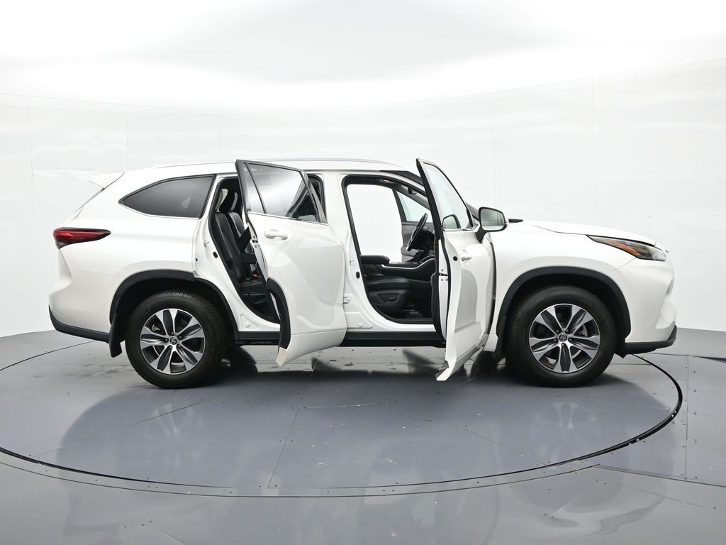 Toyota Highlander Vehicle Full-screen Gallery Image 23