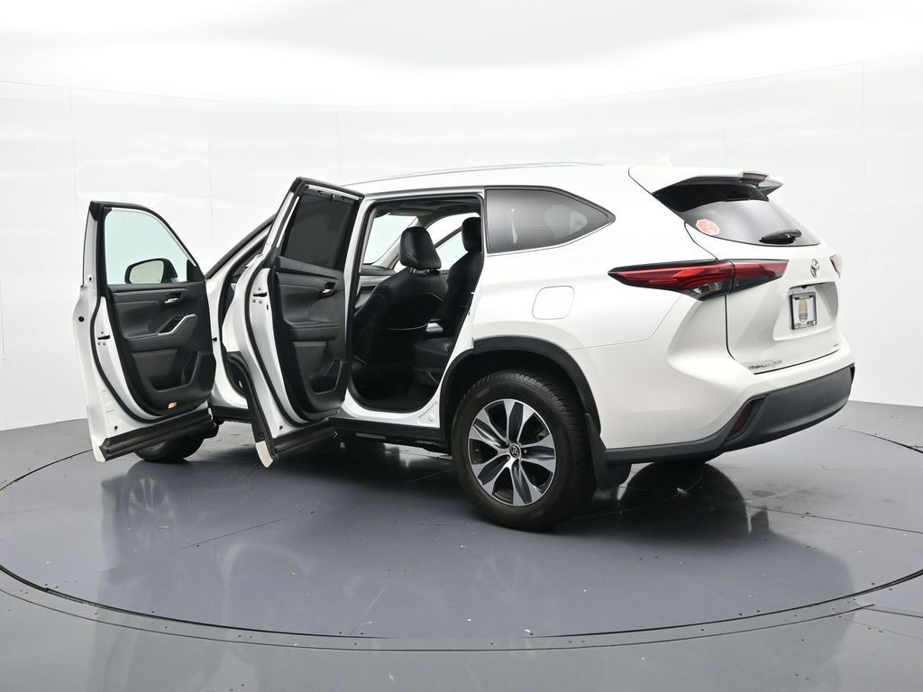 Toyota Highlander Vehicle Full-screen Gallery Image 24