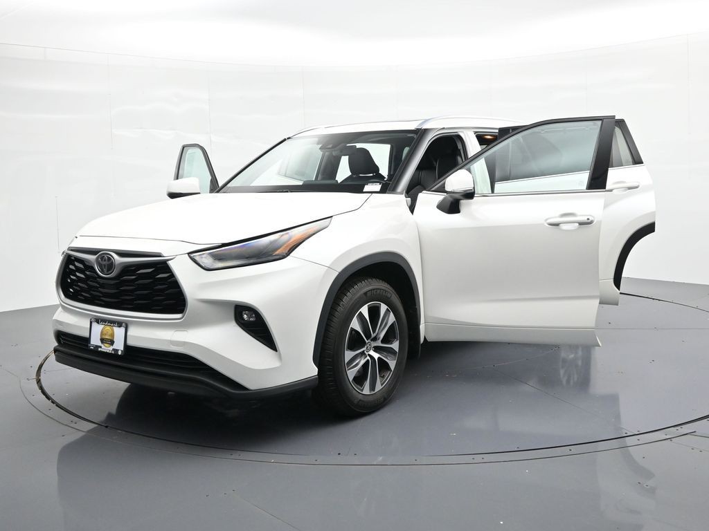 Toyota Highlander Vehicle Full-screen Gallery Image 25