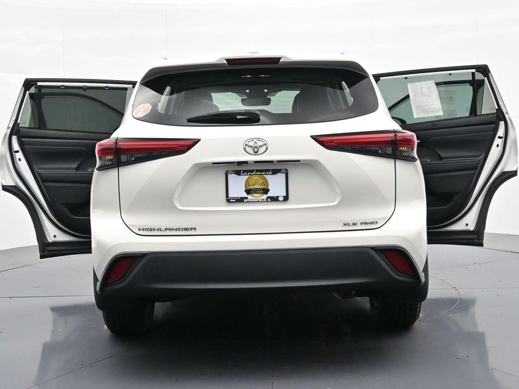 Toyota Highlander Vehicle Full-screen Gallery Image 26
