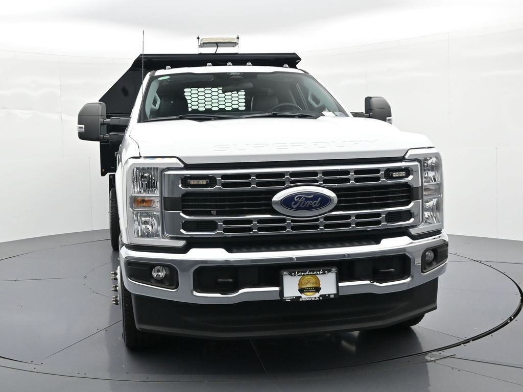 Ford Super Duty F-350 DRW Vehicle Full-screen Gallery Image 3