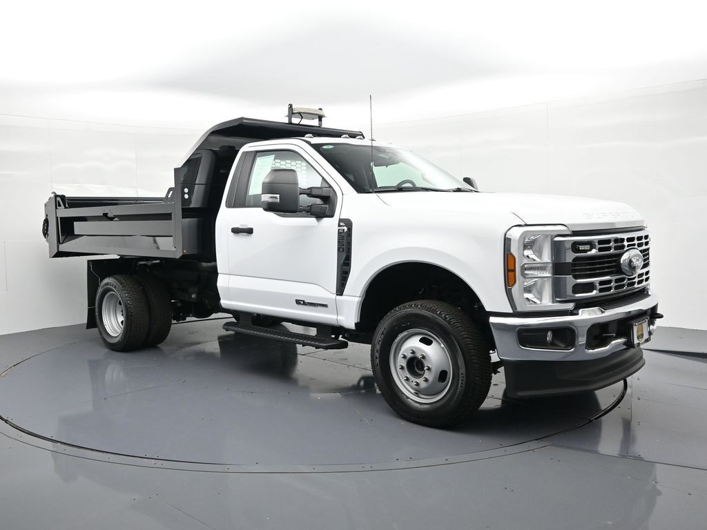 Ford Super Duty F-350 DRW Vehicle Full-screen Gallery Image 4