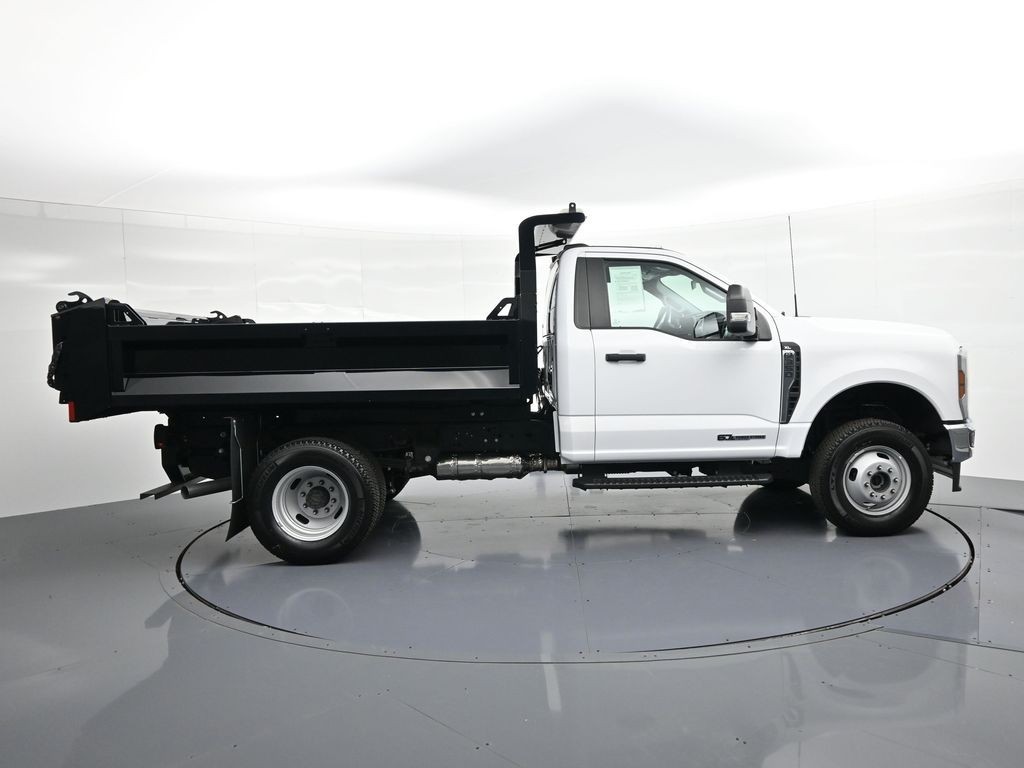 Ford Super Duty F-350 DRW Vehicle Full-screen Gallery Image 5
