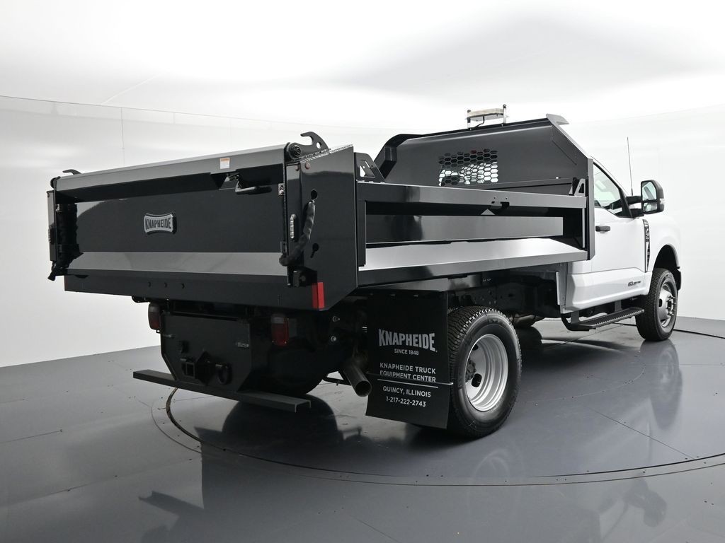 Ford Super Duty F-350 DRW Vehicle Full-screen Gallery Image 6