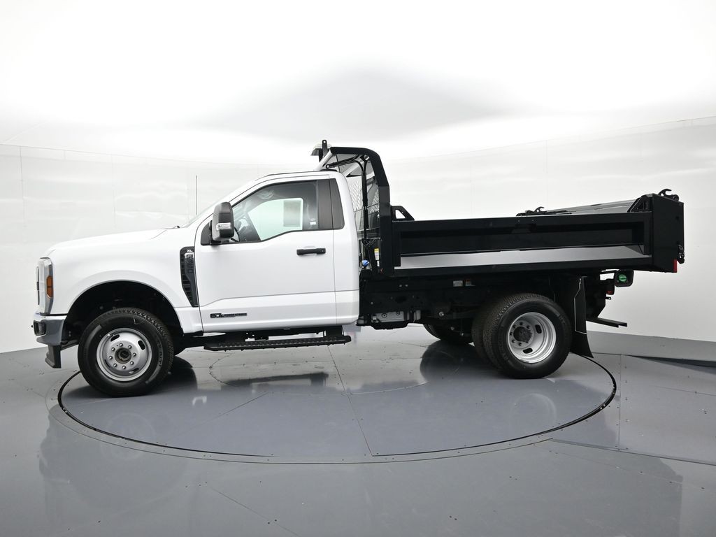 Ford Super Duty F-350 DRW Vehicle Full-screen Gallery Image 9